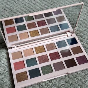 NEW Ciate the Editor Palette New England 18 Pan Eyeshadow